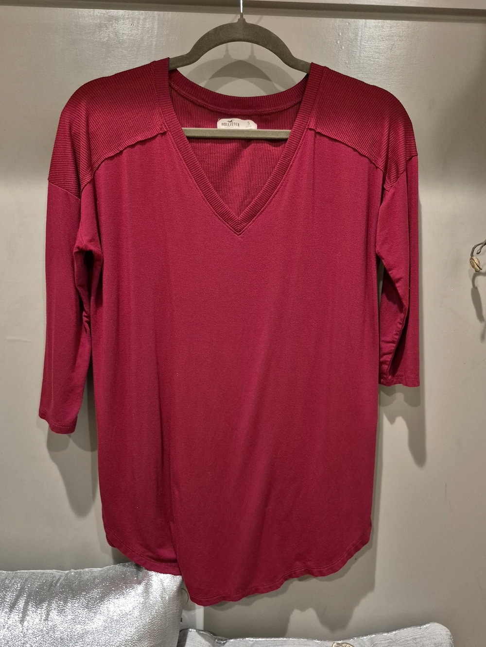 Size S-M Hollister Soft V-Neck 3/4 Sleeve Top - Maroon/Raspberry